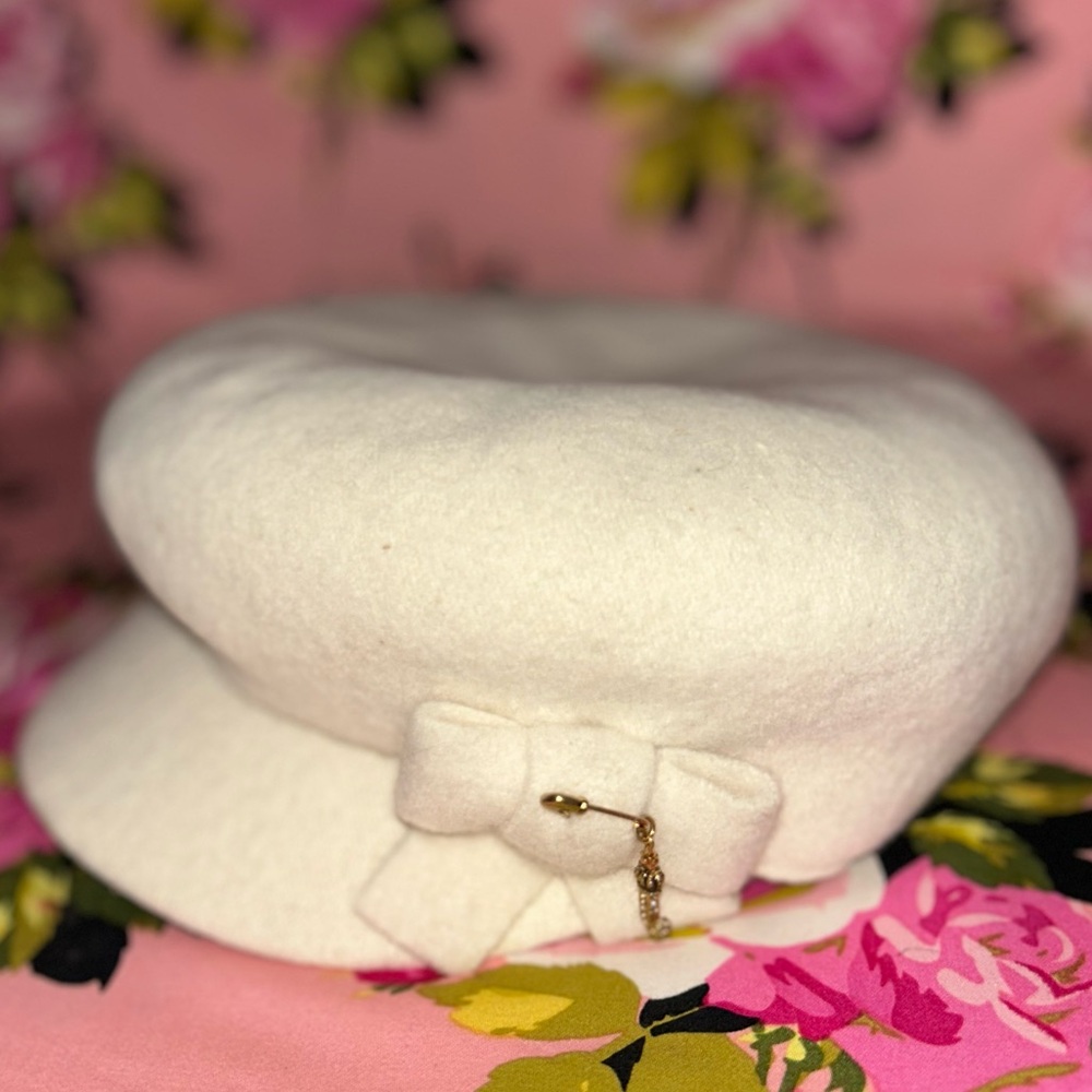 Juicy couture 💯 wool hat newsboy cap vintage bow   ivory y2k new gold “j” pin OS